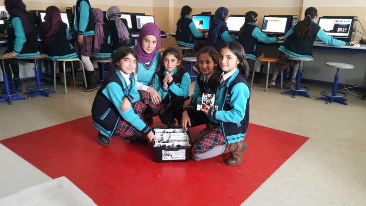 Stem Ve Robotik Kodlama Eğitimi Alan Öğretmenler, Öğrencilere Aktarıyor