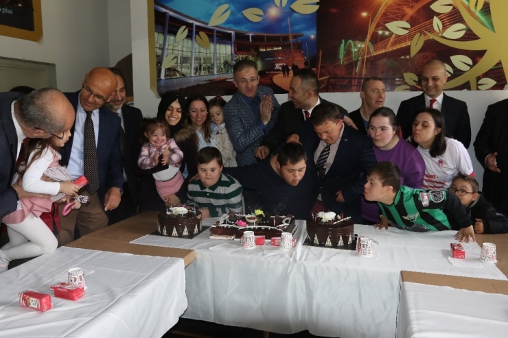 Akhisar Protokolü Ve Down Sendromlu Çocuklar Birlikte Pasta Kesti