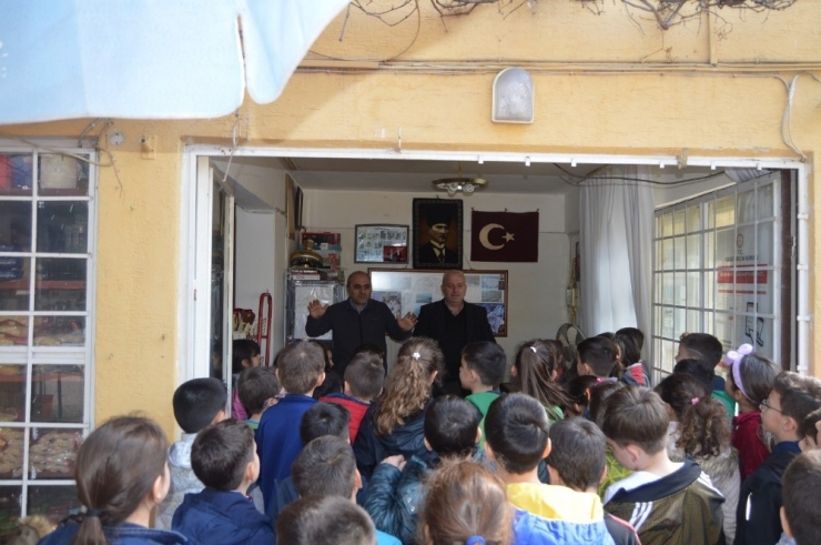 Öğrencilere Muhtarlığı Anlattı