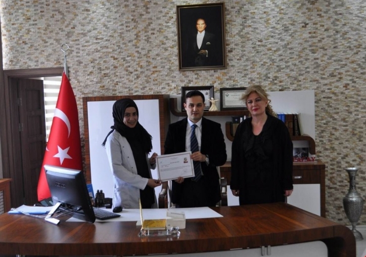 Kaymakam Koç, Başarılı Hemşireyi Ödüllendirdi