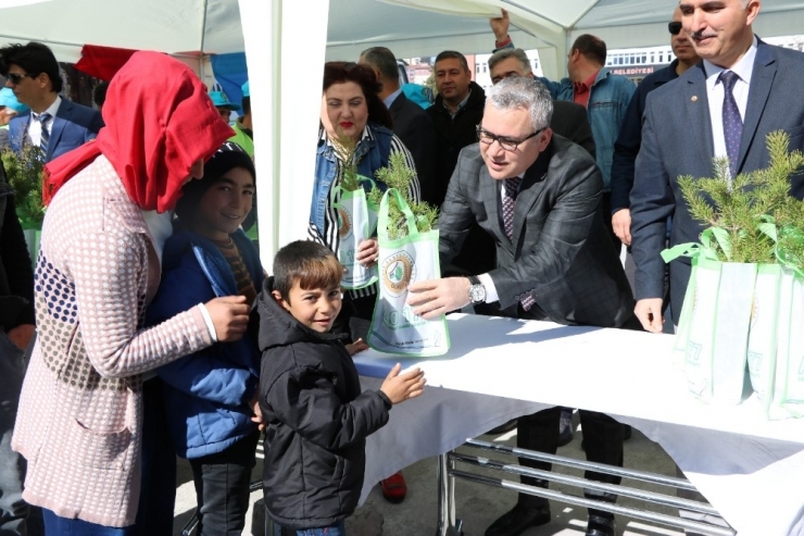 Niğde’de Vatandaşlara Ücretsiz Fidan Dağıtıldı