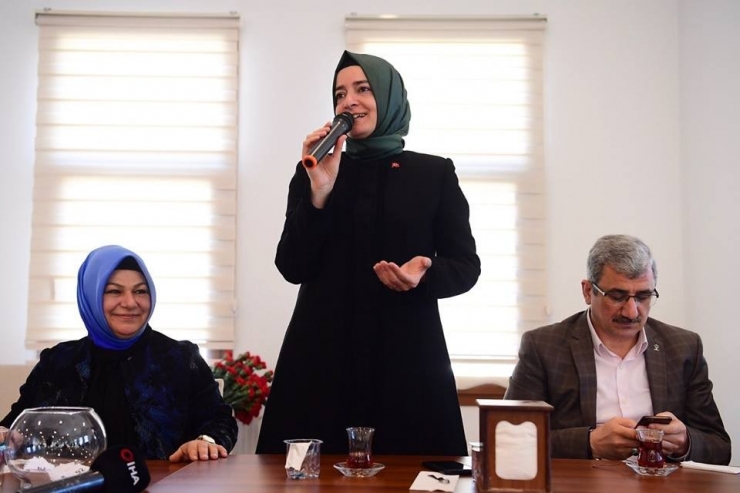 Fatma Betül Sayan Kaya Ve Av. Şeyma Döğücü’den ’Ulu Çınarlar’a Anlamlı Ziyaret