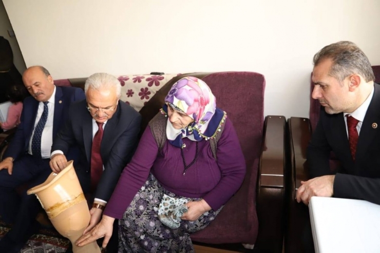 Yaşlı Teyzenin Protez Bacak İhtiyacını Başkan Başsoy Karşılayacak