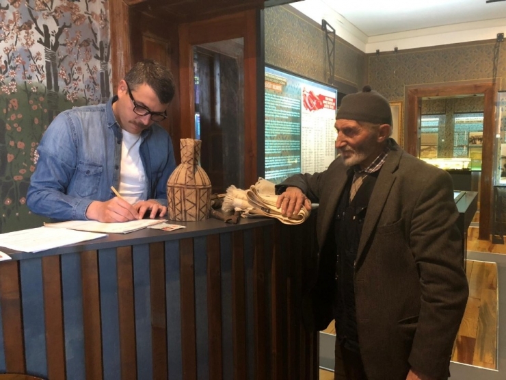 Kaybettiği Eşinin Ehramını Şehir Müzesi’ne Bağışladı