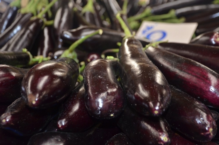 Patlıcan 9 Liradan Alıcısını Bekliyor