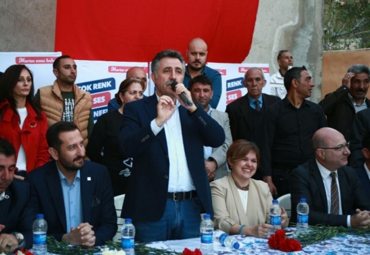 Bayraklı’da Miting Gibi Açılış