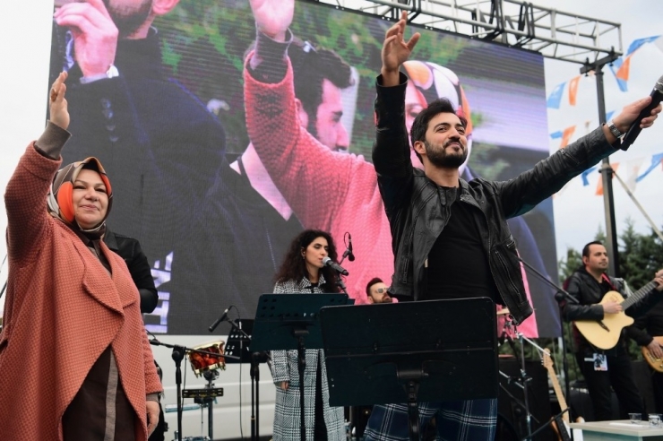 Ak Parti Sancaktepe Belediye Başkan Adayı Döğücü, Konserde Eğlenen Gençlerle Buluştu