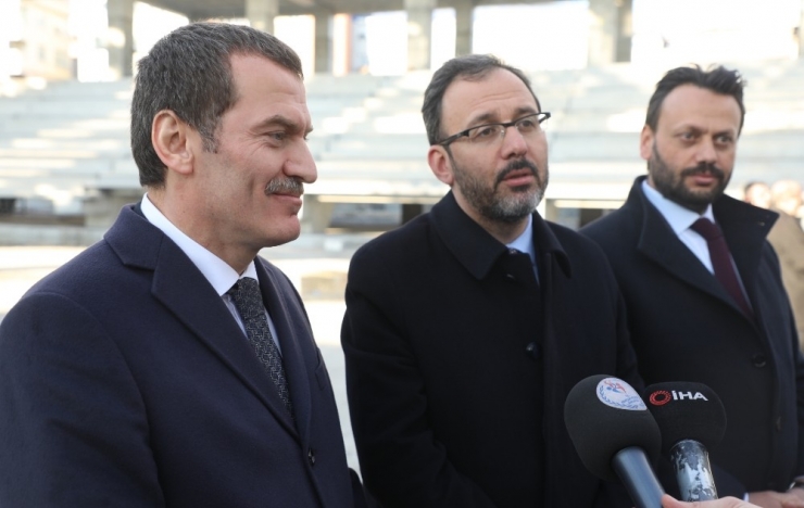 Bakan Kasapoğlu İstanbul’un En Büyük Buz Pisti İçin Tarih Verdi