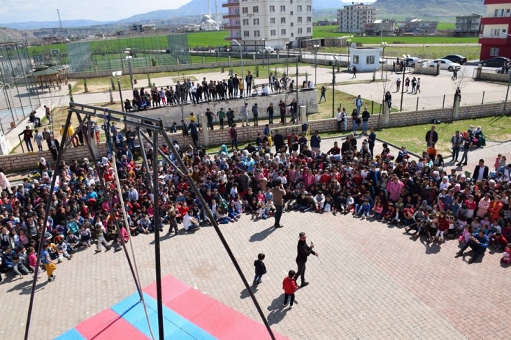 Kozluk’ta Sirk Gösterisine Yoğun İlgi