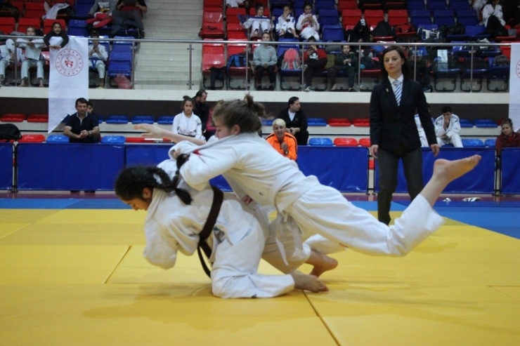 ’Okul Sporları Judo Yıldızlar Grup Birinciliği’ Karabük’te Başladı