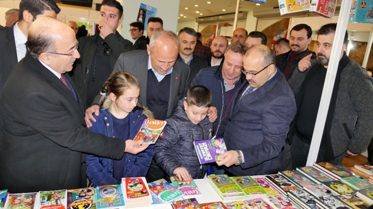 Bakan Turhan, Kitap Fuarı’nı Gezdi