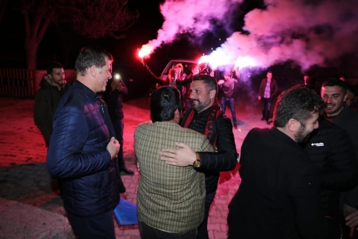 Başkan Yüzügüllü’yü Pankart Ve Havai Fişeklerle Karşıladılar