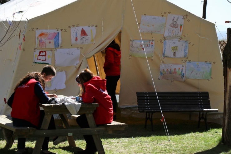 Okula Gidemeyen Deprem Çocuklarının Yardımına Kızılay Koştu