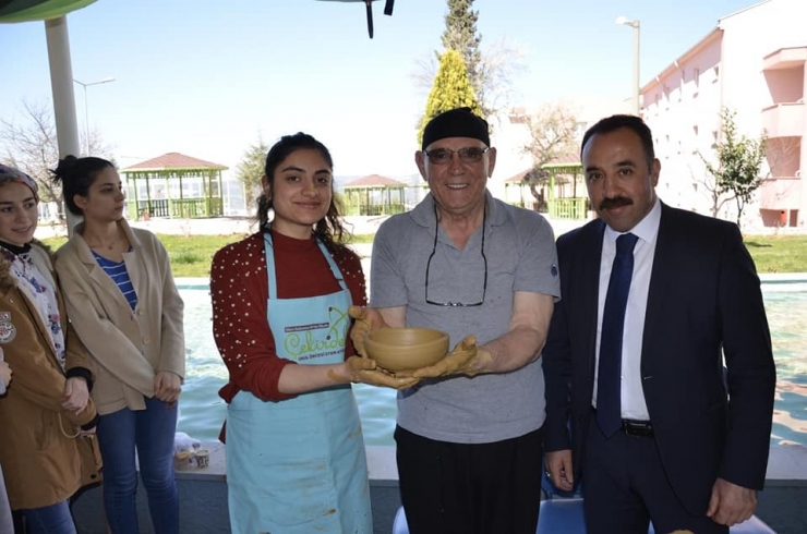 Çömlek Ustası Gençlerle Bir Araya Geldi