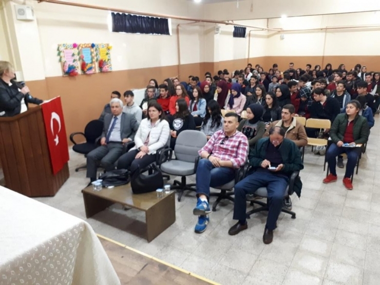 Düzce Üniversitesi Yetkilileri Liseli Öğrencileriyle Buluştu