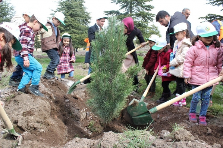 Elazığ’da Öğrencilerle Fidan Dikme Etkinliği