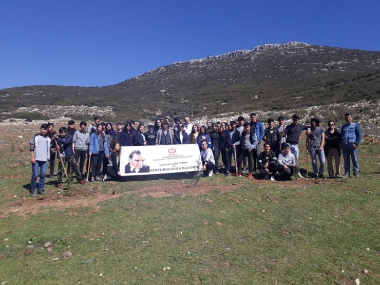 Liselilerden Şehit Babası İle Fidan Dikim Etkinliği