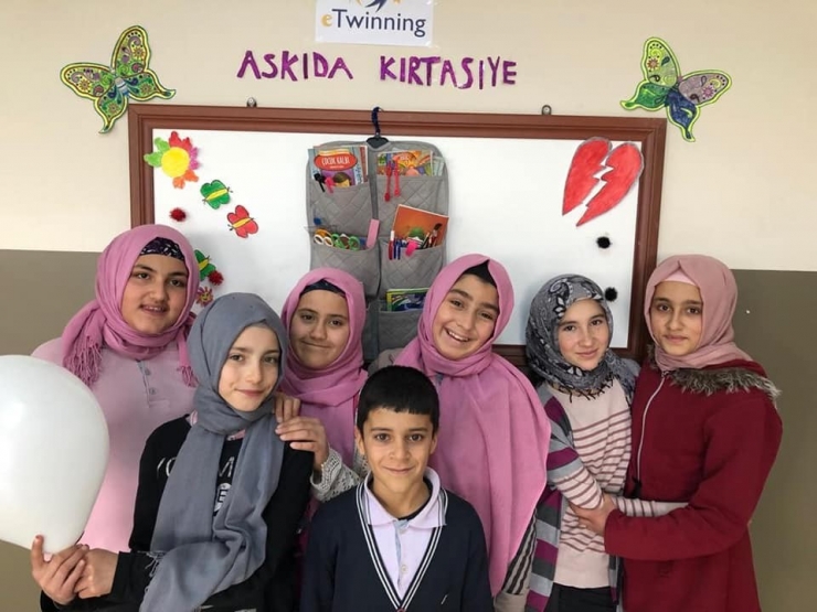 Seyitgazi’deki Okullarda Başlatılan ’Askıda Kırtasiye’ Uygulaması Yaygınlaşıyor