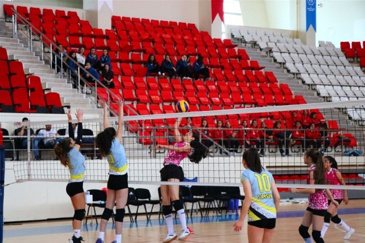 Analig Voleybol Yarı Final Heyecanı Başladı