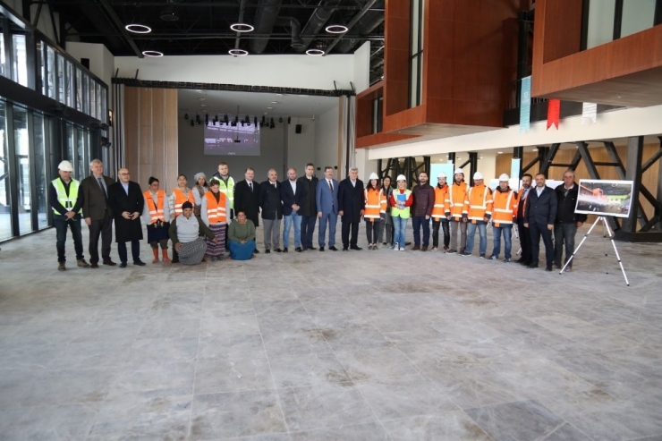 Karaosmanoğlu, Kocaeli Kongre Merkezi’ni İnceledi