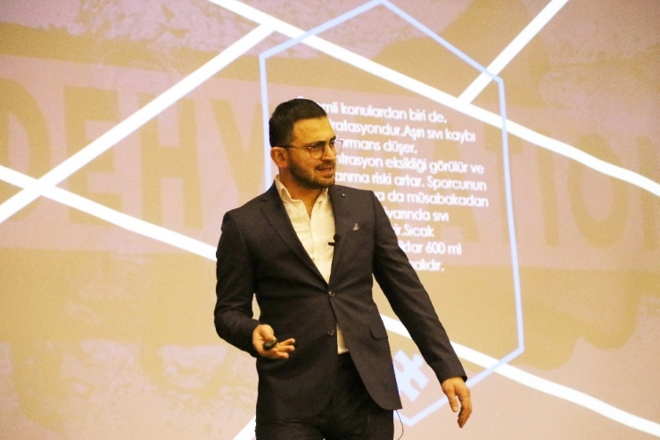 Sporcuların Nasıl Beslenmesi Gerektiği Anlatıldı