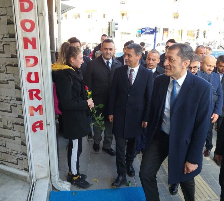 Milli Eğitim Bakanı Selçuk’tan Gölbaşı’nda Esnaf Ziyareti