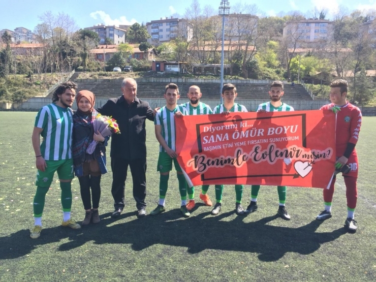 Yeşil Sahada Sürpriz Evlenme Teklifi