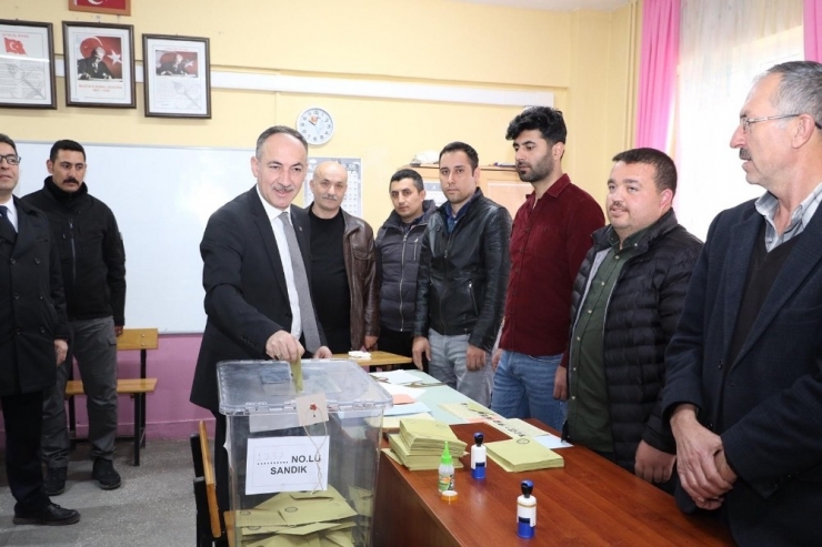 Kırıkkale’de Siyasiler Oylarını Kullandı