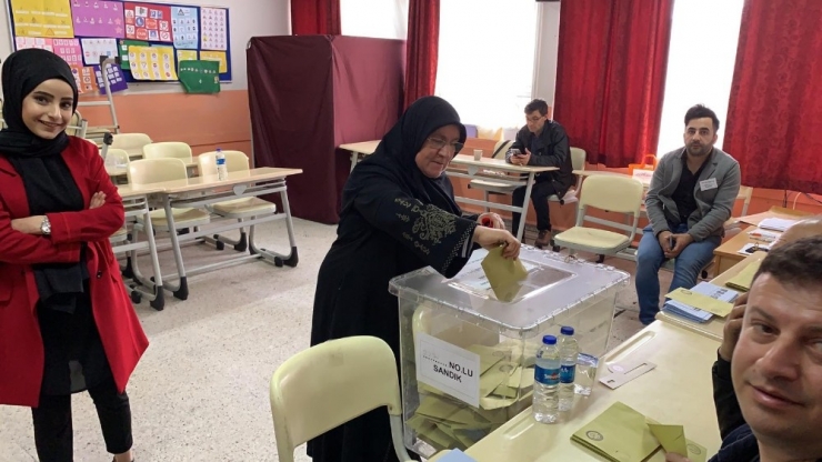 İmamoğlu İle Girdiği Diyalogla Türkiye’nin Gündemine Oturan Maruze Keleş Oyunu Kullandı