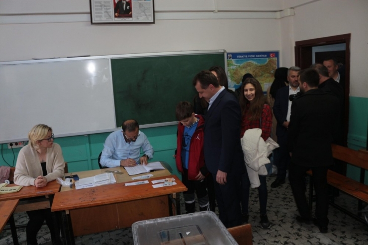 Cumhur İttifakı Büyükşehir Adayı Yücel Yılmaz Oyunu Kullandı