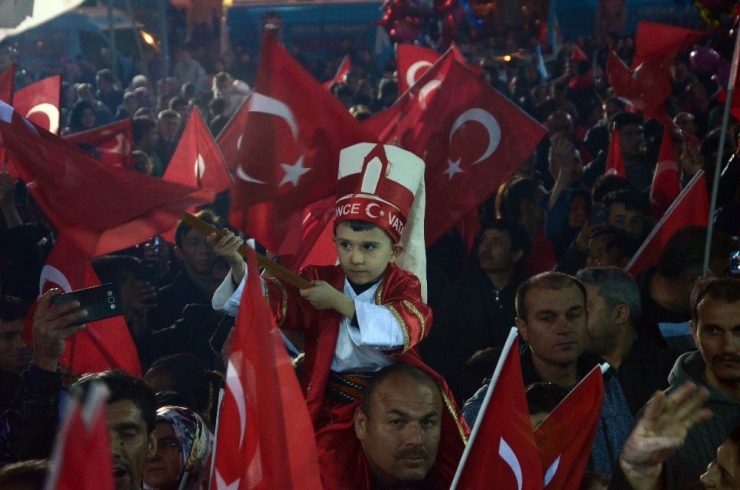 Denizli’de Ak Partililer Kutlamalara Başladı