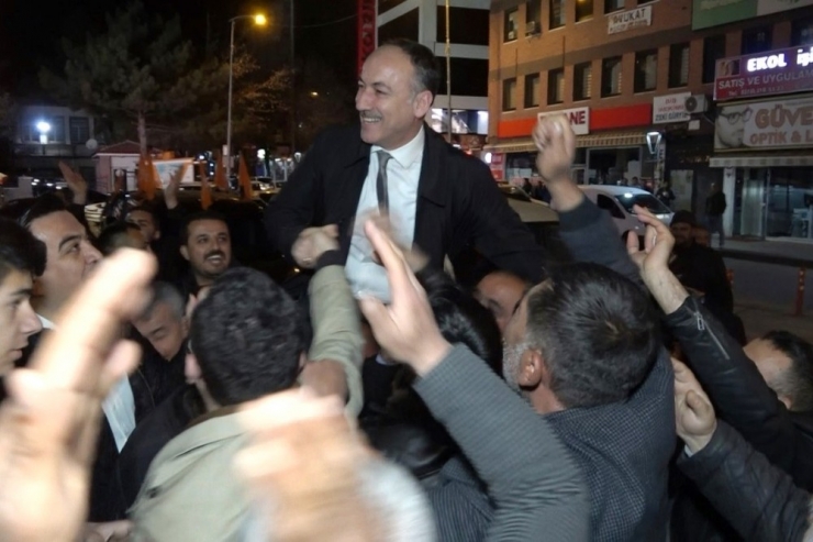 Yeniden Seçilen Saygılı Omuzlarda Taşındı