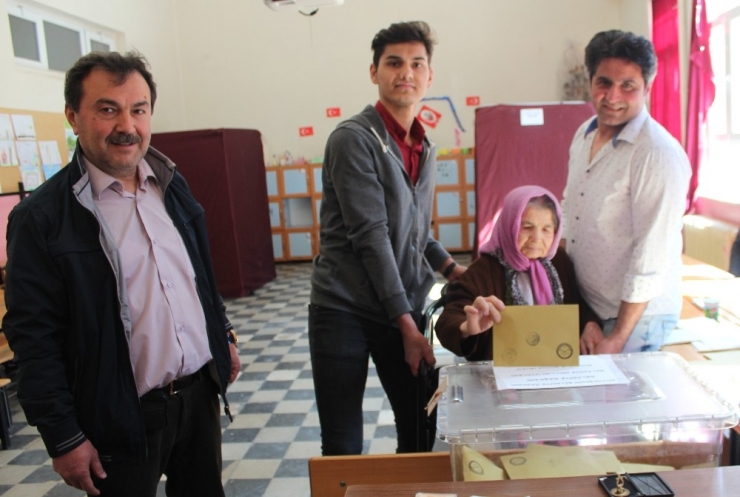 Yaşlı Kadın Sandalyeyle Oy Kullanmaya Getirildi