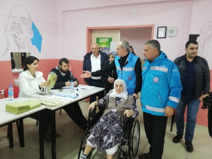 Sağlık Ekipleri Seçmeni Sandıkla Buluşturuyor