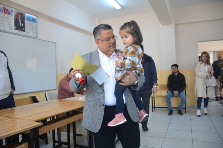 Bilecik’te Vali Şentürk Ve Milletvekili Yağcı Oylarını Kullandı