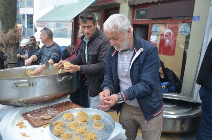 Esnaf Bir Araya Gelip Vatandaşlara Kandil Helvası İkram Etti