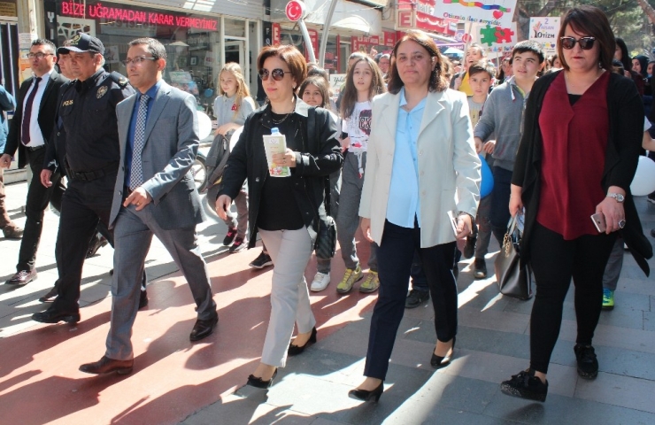 Alaşehir’de Otizme Dikkat Çekmek İçin Yürüdüler