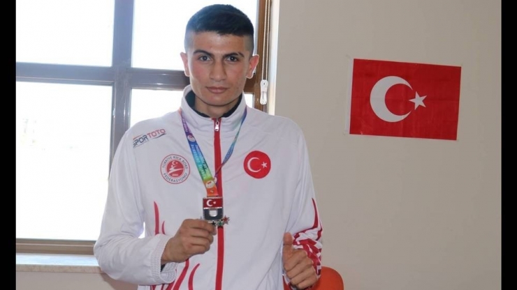 İnönü Üniversitesi Kick Boksta Türkiye İkincisi Oldu