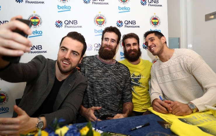 Fenerbahçe Beko’nun Yıldızları, İmza Gününde Taraftarlarla Buluştu