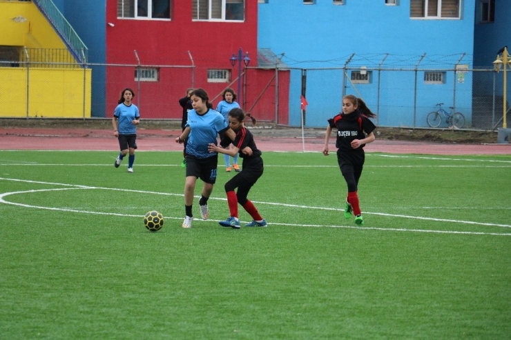 Ağrı’da Yıldız Kız- Erkek Futbol Grup Müsabakaları Başladı
