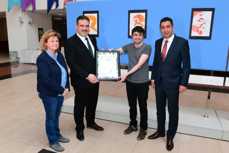 Rektör Çomaklı "Parmak Alfabesi Tasarımı Sergisi"nin Açılışını Gerçekleştirdi