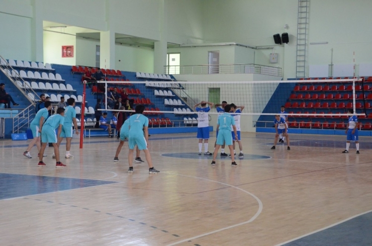 Develi’de Liseler Arası Voleybol Turnuvası Başladı
