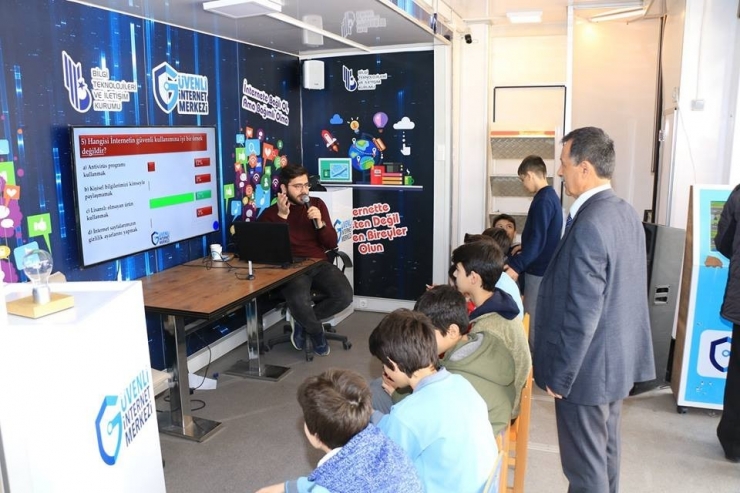 Btk Güvenli İnternet Tırı Amasyalı Öğrencilerle Buluştu