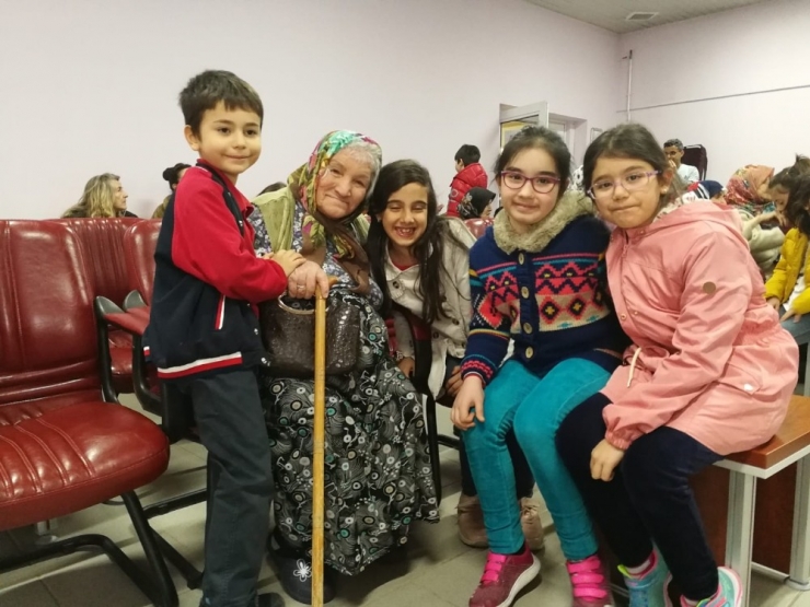 Minik Öğrencilerden Huzurevine Ziyaret