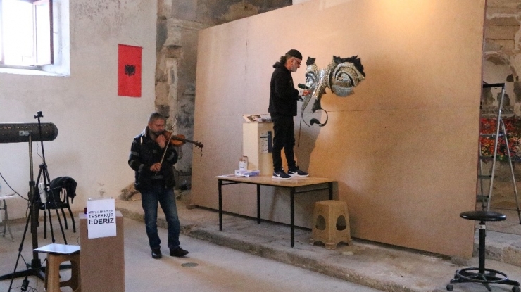 Guinness Rekorları İçin 250 Bin Vida İle Atatürk Ve Türk Bayrağı Tablosu Yapıyor