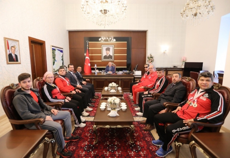 Vali Nayir Şampiyon Görme Engellileri Tebrik Etti