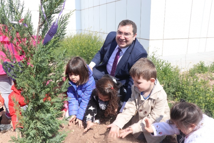Aksaray’da Minik Öğrenciler Fidanları Toprakla Buluşturdu