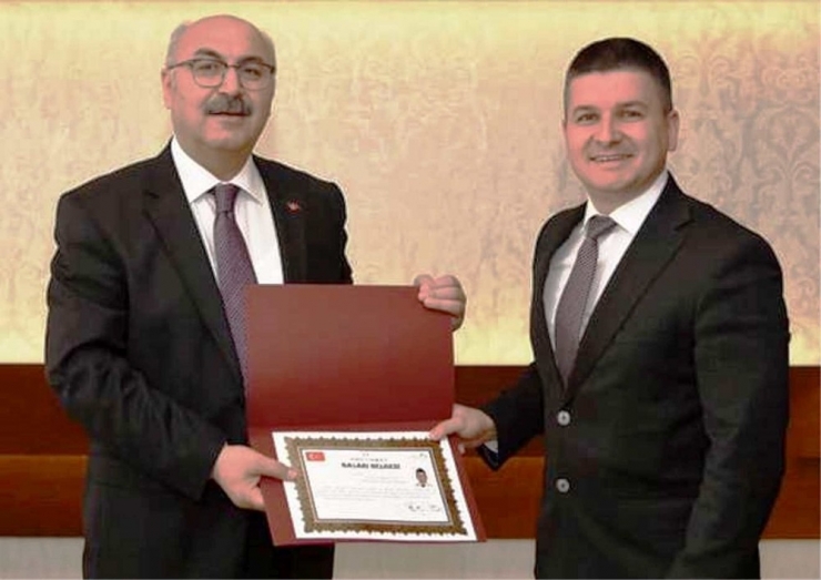 Vali Köşger’den Başhekim Refik Kunt’a Başarı Belgesi