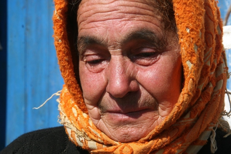 Telef Olan İneğinin Başında Feryat Eden Kadın ‘Acı Ve Çaresizliğin’ Yüzü Oldu