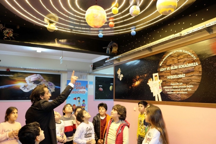 Diyarbakır’da Bir Okul Koridorlarını Da Eğitim Alanına Çevirdi